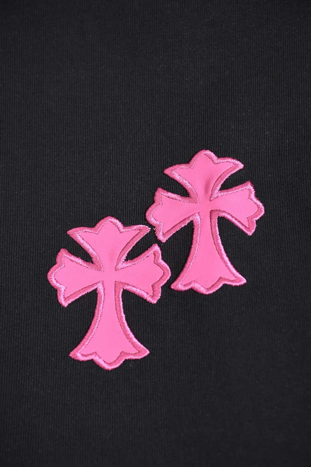 P170 Chrome Hearts CH Cross 26SS New product is hot at the same time💥 Early spring classic style Colorful double cross on the chest 🪡 Embroidery Large logo cross on the back Horseshoe and leather willow ding Sanskrit ✝️🪡 Embroidery Round neck short-sleeved T-shirt, a popular style, a style that both men and women like, the same style for men and women, 100% chance of turning heads when you wear it when you go out! It’s all about being handsome. The designer’s classic sense is precisely grasped. The whole piece of clothing is heavy. Industrial washing process. Ready-made garments are dyed + sprayed for a horse effect. The double-wash process is very recognizable. It uses heavy washing to make it distressed. The edges of the patch are slightly rolled and naturally distressed. It has a three-dimensional sense of layering and a little damage. It is very visually lethal. It adheres to Kroxin's consistent rough style. The chest and back are large, and the horseshoe flower printed patch pattern is embroidered and decorated. It is also decorated with silver metal engraved distressed buttons. The classic elements full of brand recognition instantly enhance the overall sense of grade and specification. Its texture is quite high-end! The overall feeling is high-end, simple and elegant, with silver hardware accessories, a full set of customized accessories, and the pattern of the entire dress is all decorated with patchwork three-dimensional embroidery technology, which is the finishing touch of the entire dress. The design on the back is even more eye-catching! ! This full back is so cool, it’s full of design, and the overall upper body style highlights fashion and individuality. Wearing it together as a couple is even more popular on the street. I recommend the early autumn sweatshirt! ! The fabric is a unique 320g 100% cotton, which is skin-friendly, breathable, warm to the touch, has a strong texture, and has smooth lines. It can be called a back killer, which has very strict requirements on craftsmanship and cost. The smooth neckline, flat cuffs and hems, the stitches are large and tight, tight and orderly, and the details are perfect. The consistent OS version can be worn alone or layered. It is very casual, but very iconic! It is simply the flagship of high-end trendy brands and must be included in your wardrobe. It has the American fashion spirit of freedom and individuality, and is highly recognizable and stylized! Color: Black White Size: S-XL Size chart: S: Shoulder width 50-Bust 56-Length 70 M: Shoulder width 52-Bust 57-Length 72 L: Shoulder width 54-Bust 59-Length 74 XL: Shoulder width 56-Bust 62-Length 76